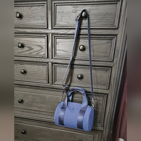 Lululemon Mini Barrel Bag - Picture 7 of 10